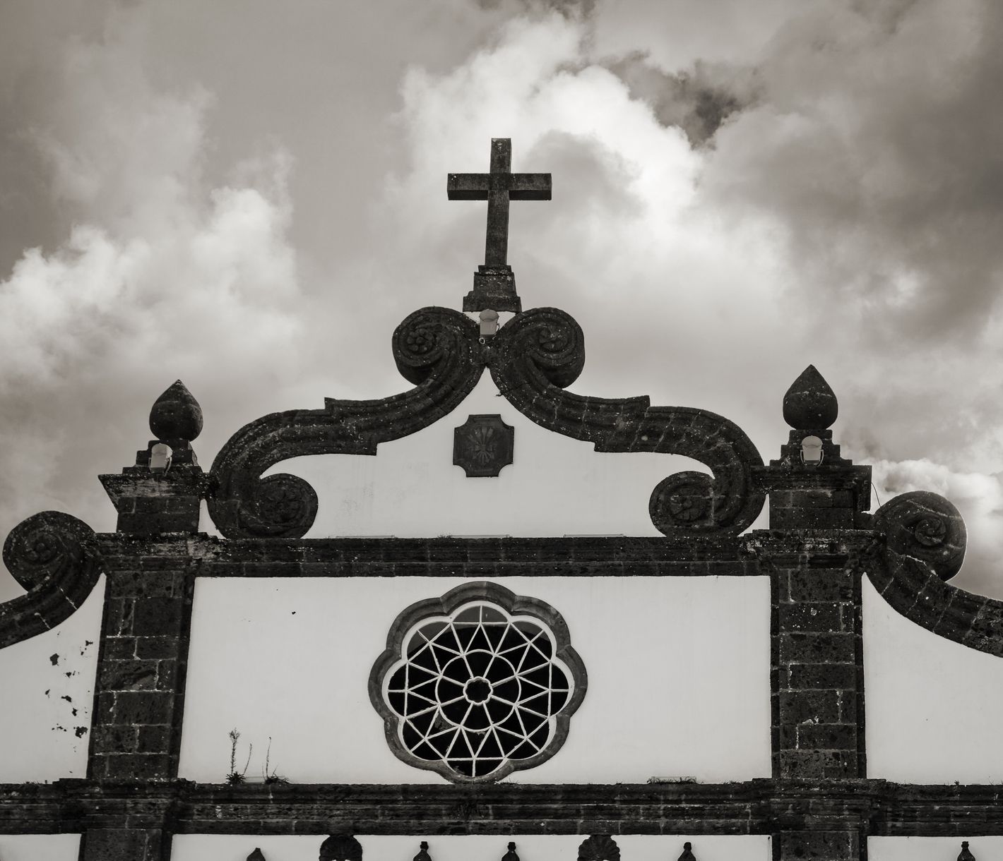 Kirchenfassade der Igreja Matriz de São Sebastião in Ponta Delgada