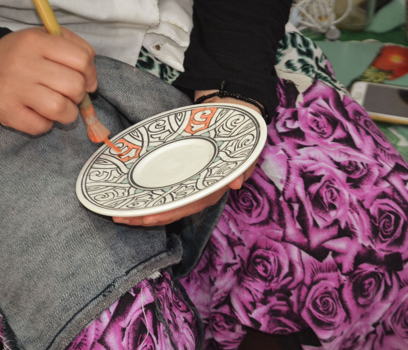 Marrakesch, Handwerkerin bemalt einen Teller