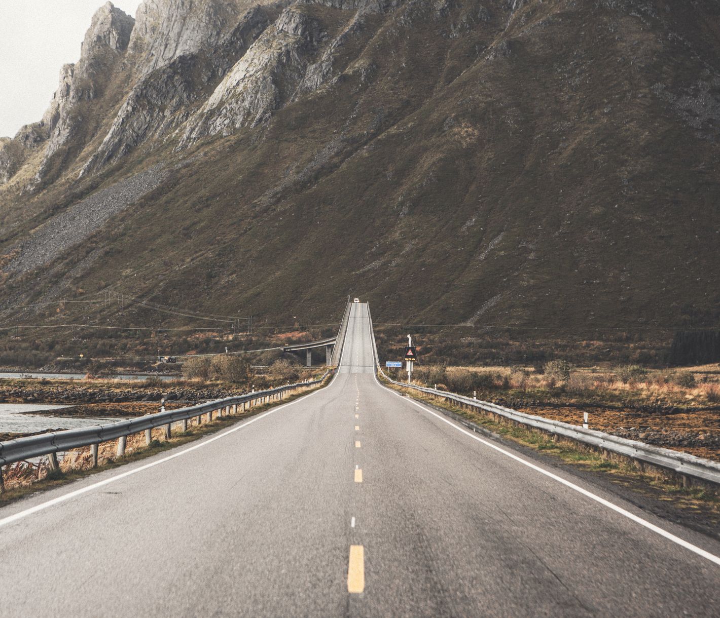 Les gigantesques rochers de l’île de Moskenesøya, archipel des Lofoten