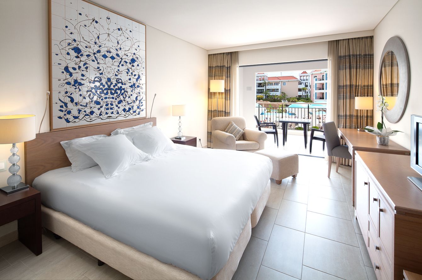 Chambre double King vue piscine