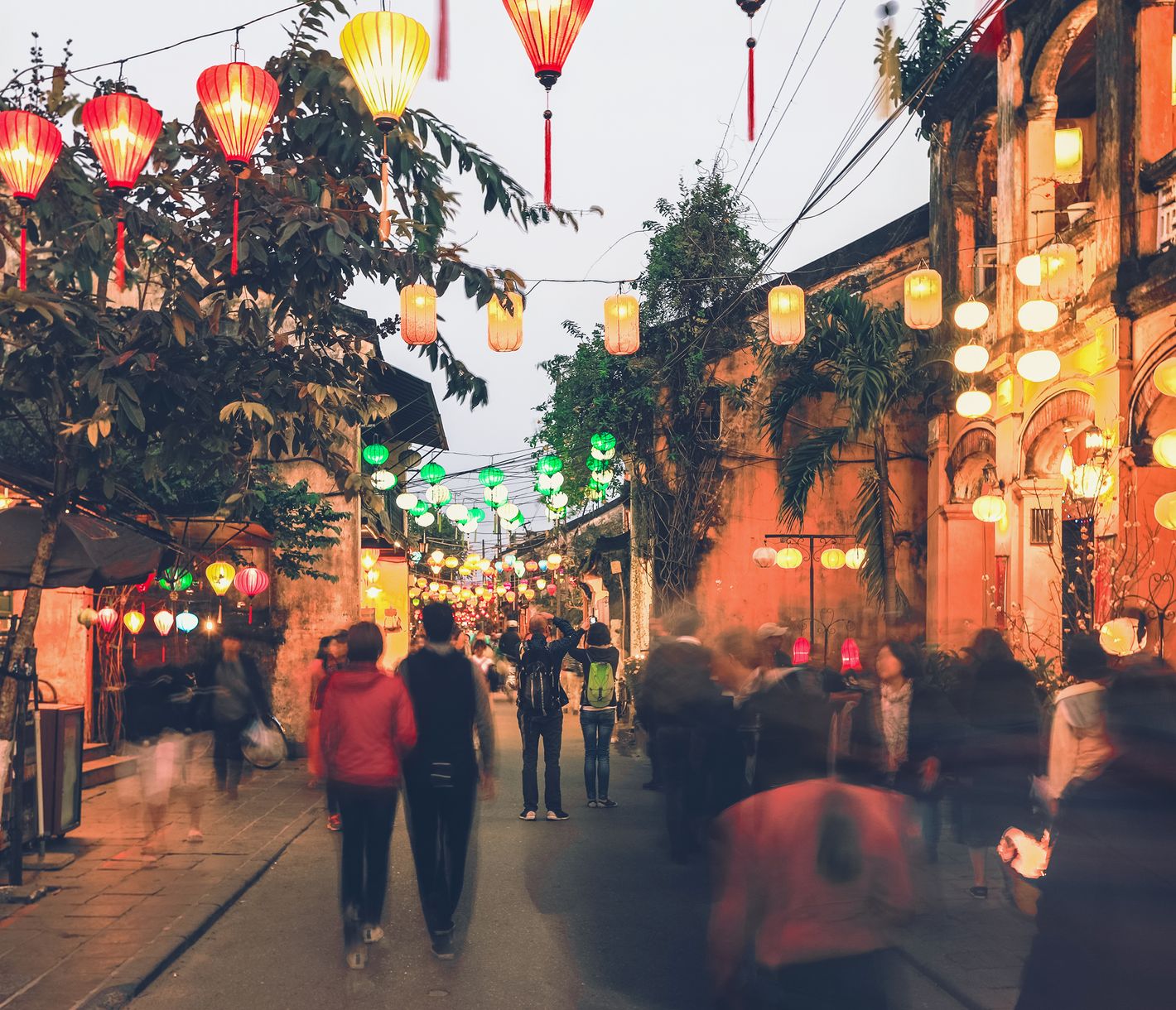 Abends entfaltet Hoi An seinen ganzen Zauber, wenn viele bunte Lampions die Strassen erleuchten.