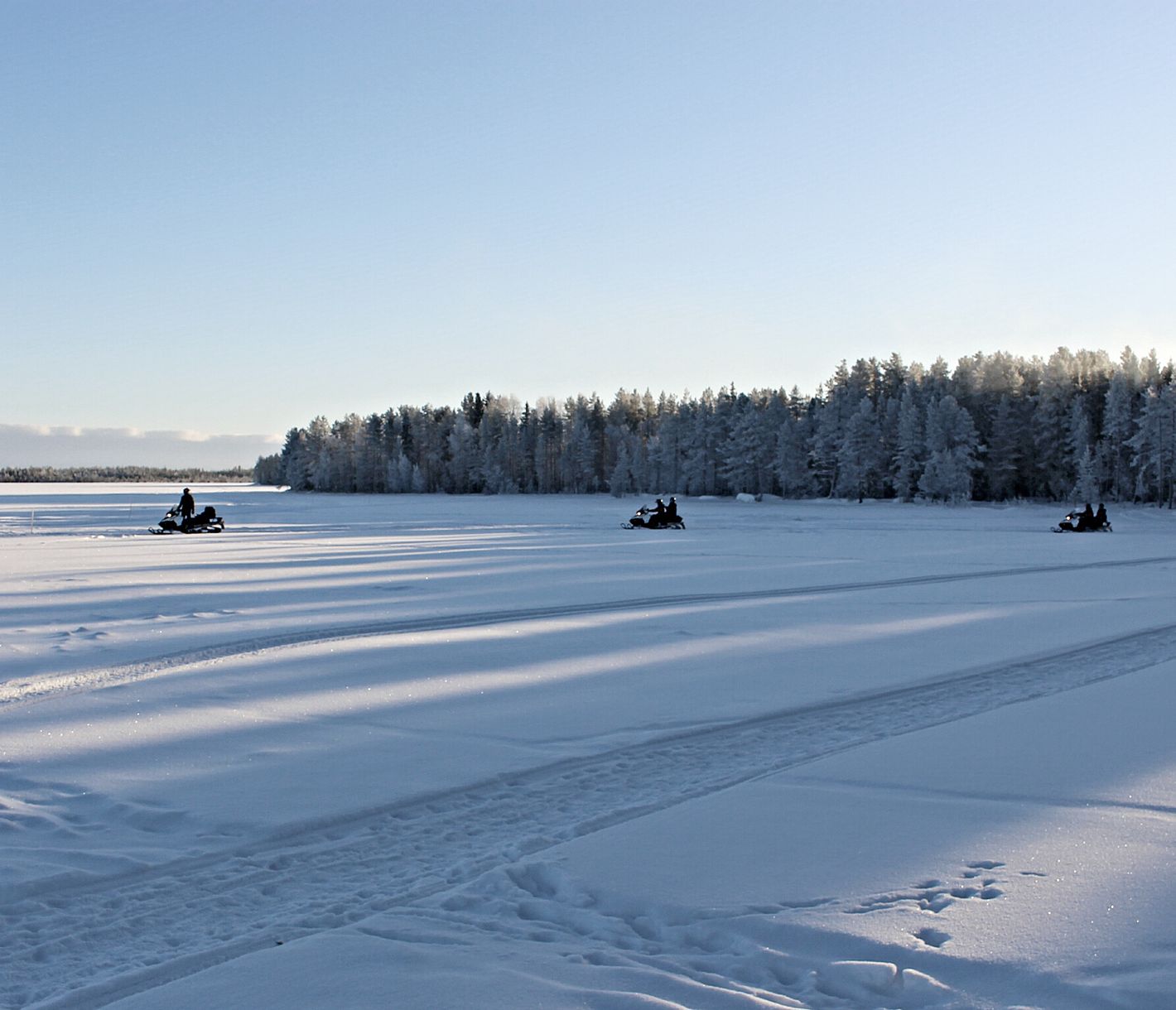 Die unglaubliche Weite der finnischen Wildnis auf dem Schneemobil erkunden