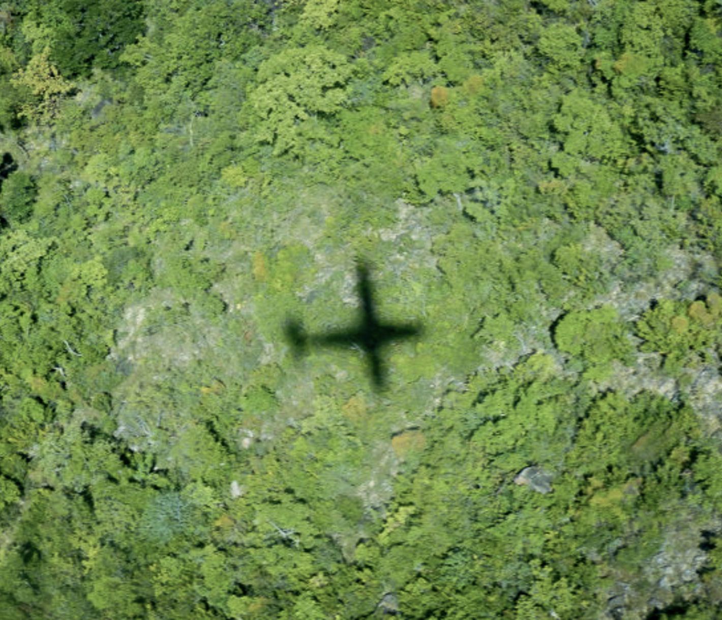 Silhouette eines Kleinflugzeuges über Malawi