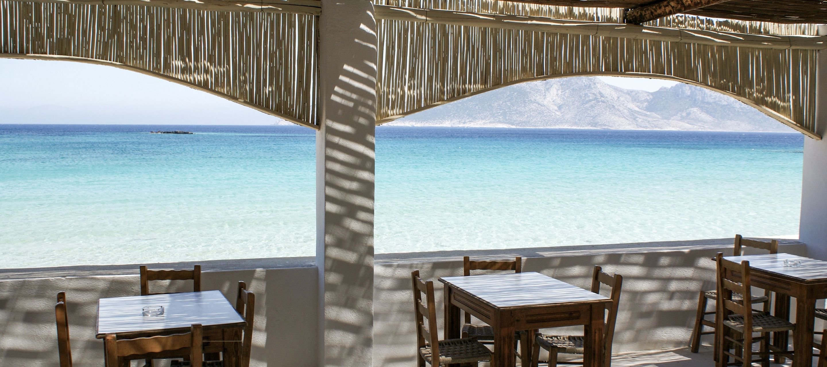 Nichts tun und geniessen im Schatten der Taverne am Strand von Koufonissi