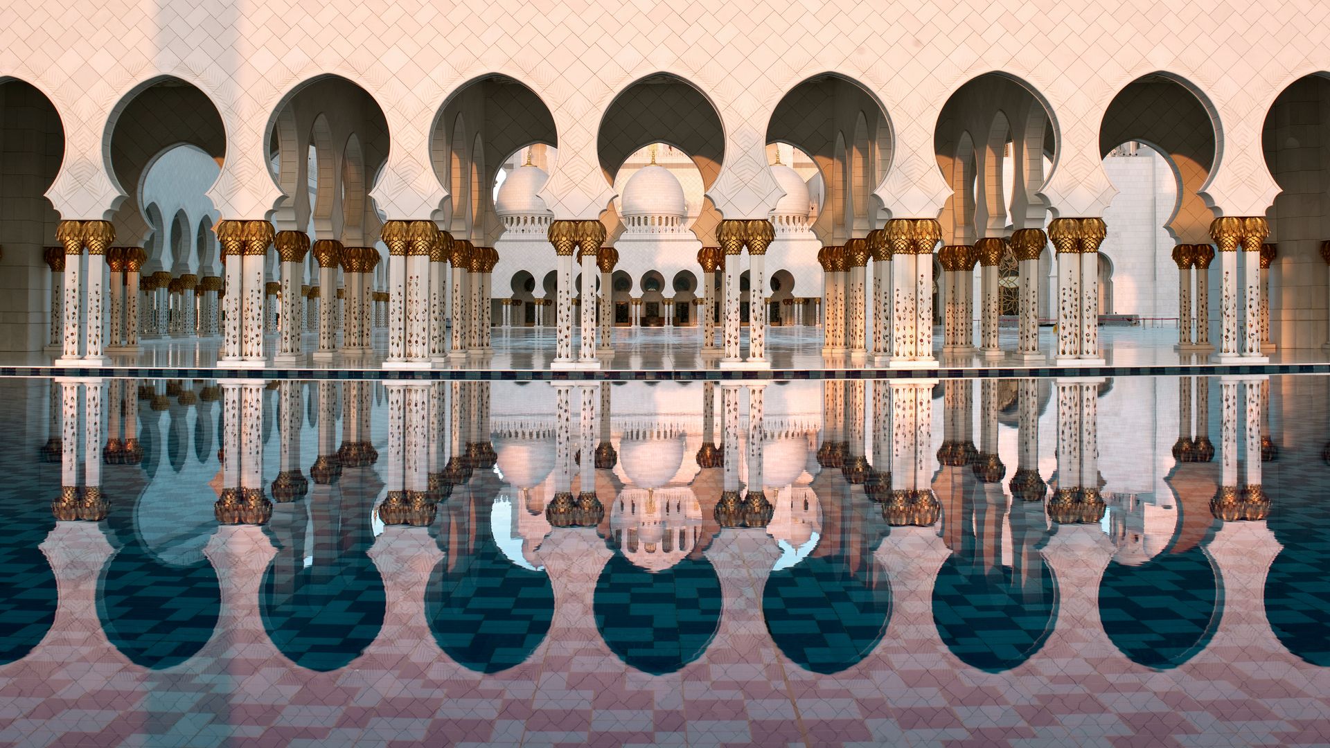 Jeux de miroirs à la mosquée Sheikh Zayed