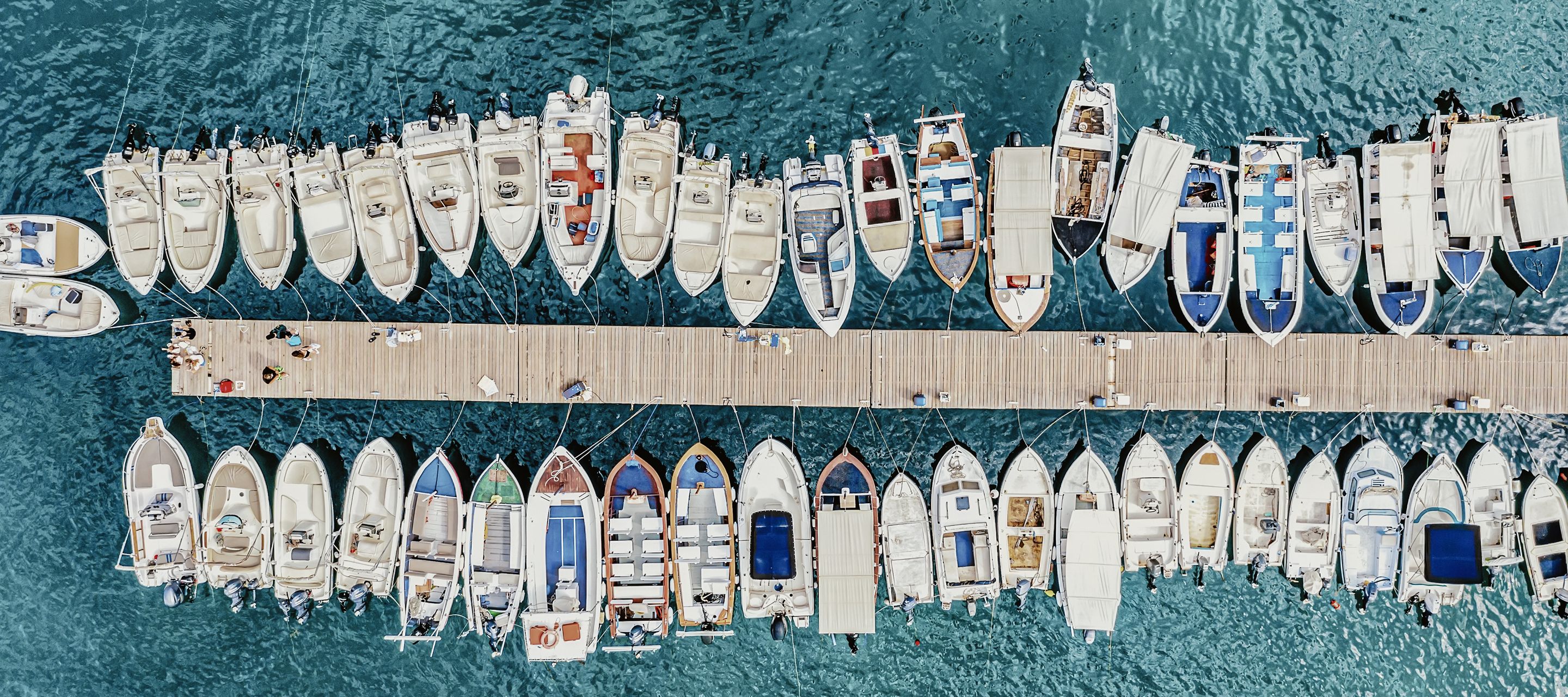 Boote parken in der Bucht von Paleokastritsa, Korfu.