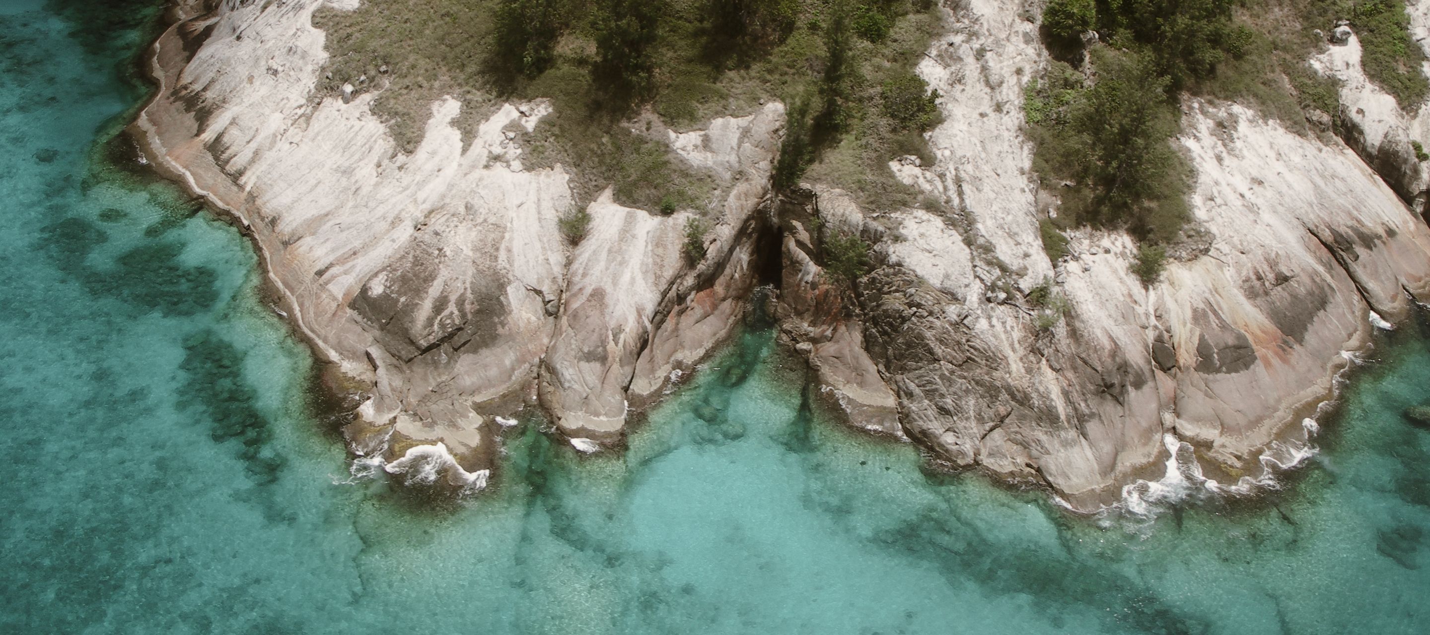 Blick aus dem Helikopter auf die Granitfelsen von North Island