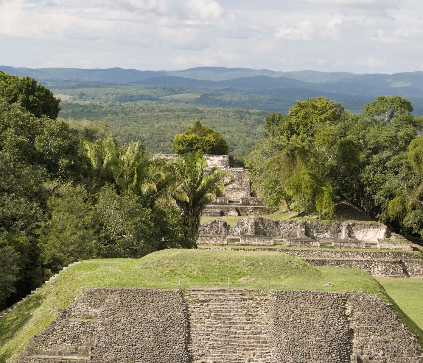 Xunantunich, eine Maya-Stadt, die durch ihre pyramidenartigen Gebäude und Stuckfresken beeindruckt