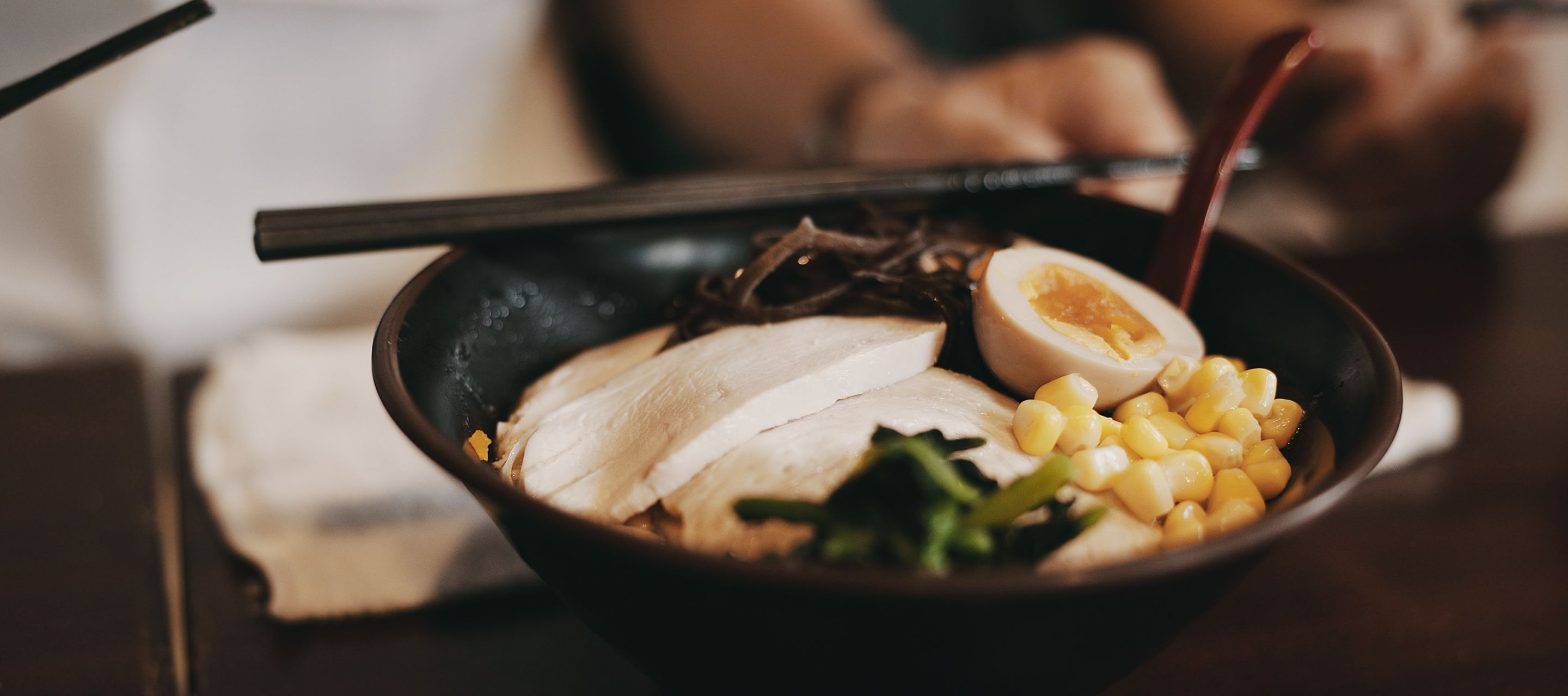 Nourriture asiatique, Ramen avec œuf, viande et légumes