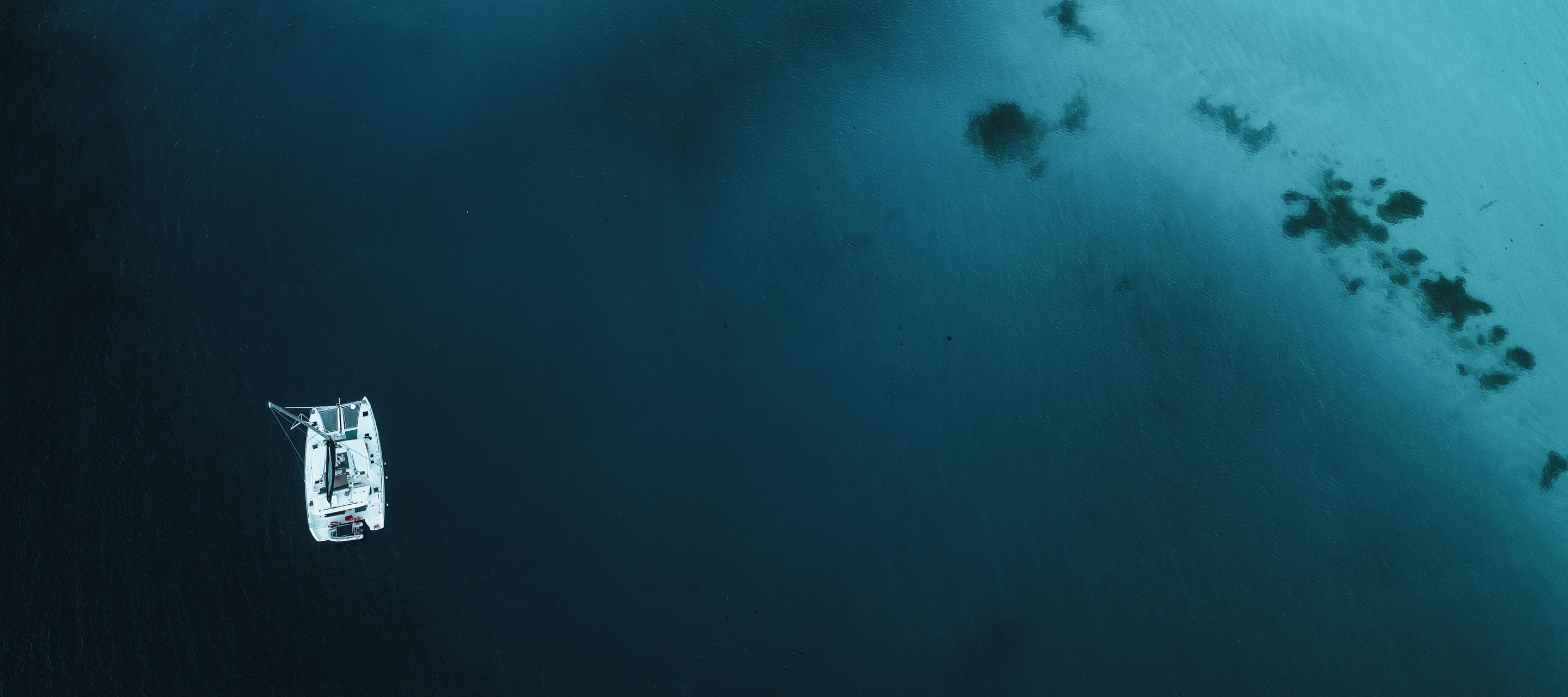 Der Katamaran im klaren tiefblauen Meer vor der Küste von Pemba