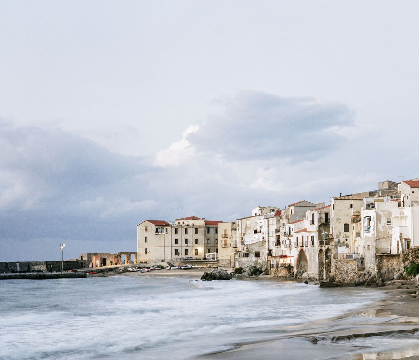 Morbide Schönheit am Strand beim alten Hafen von Cefalù