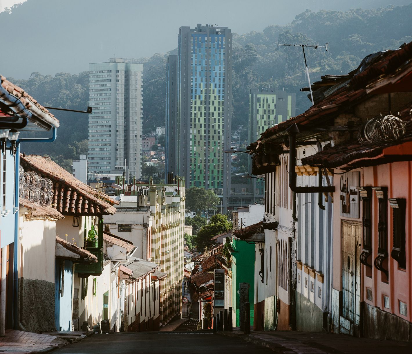 Schlendern Sie durch die farbigen Gassen der Candelaria-Altstadt von Bogota.
