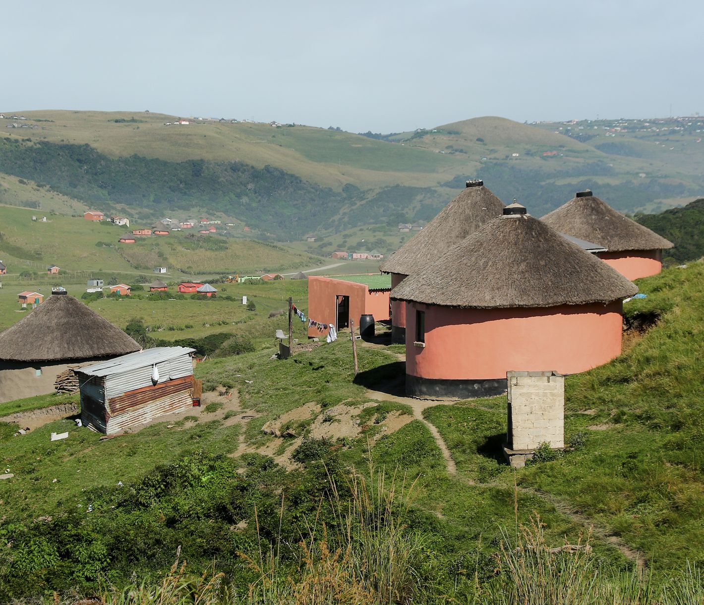 Traditionelle, strohgedeckte Hütten bei Coffee Bay
