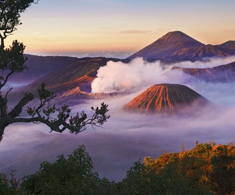 Lever de soleil magique sur le Mont Bromo, l’un des volcans les plus emblématiques d’Indonésie.