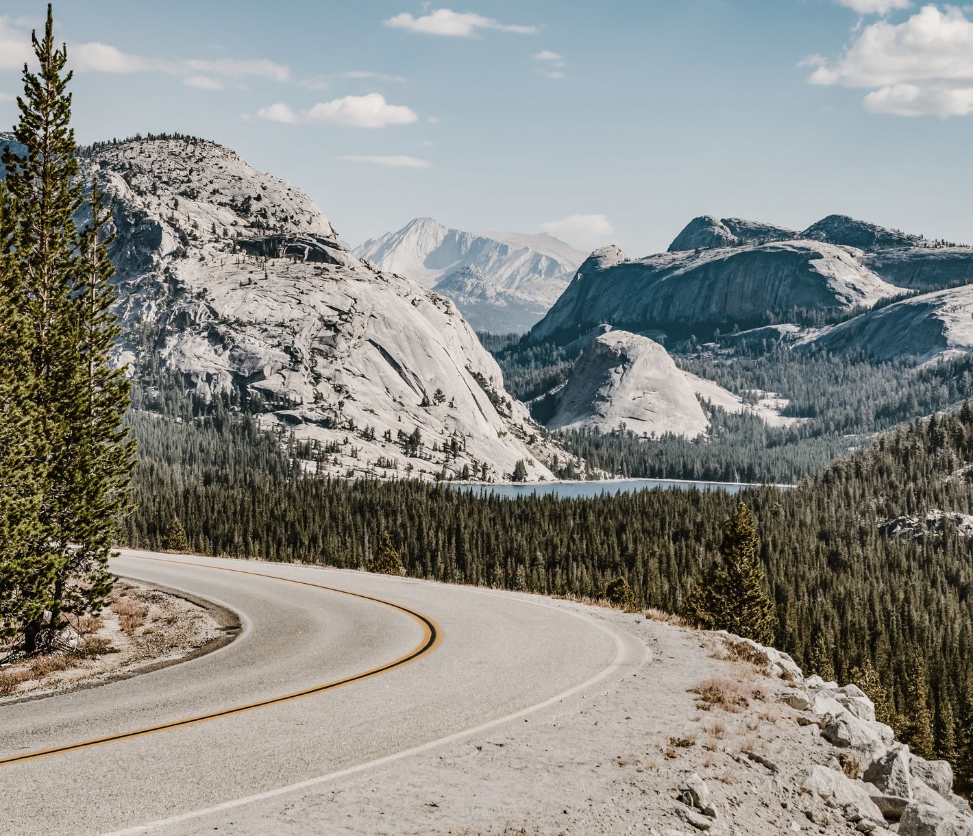Strasse über den Tioga-Pass mit Blick auf die Granitberge des Yosemite Nationalparks