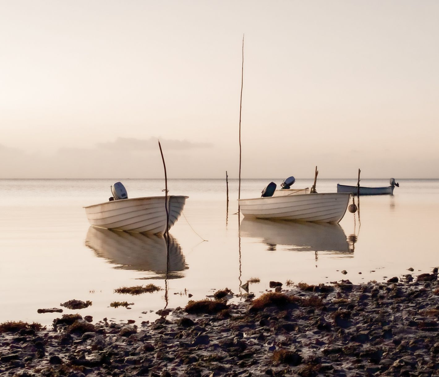 Fischerboote schaukeln verträumt vor sich her.