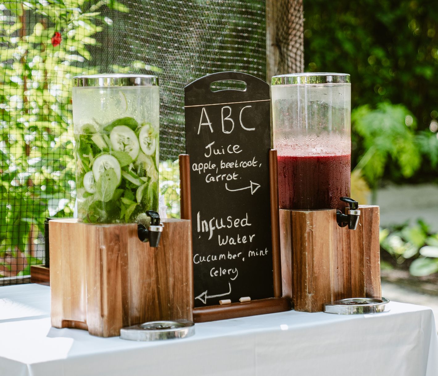 Frischer ABC Saft und Infused Wasser
