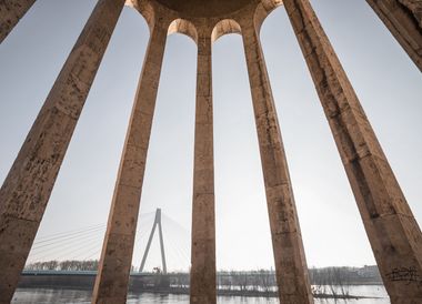 Pegelturm Neuwied am Rhein mit Blick auf die Raiffeisenbrücke