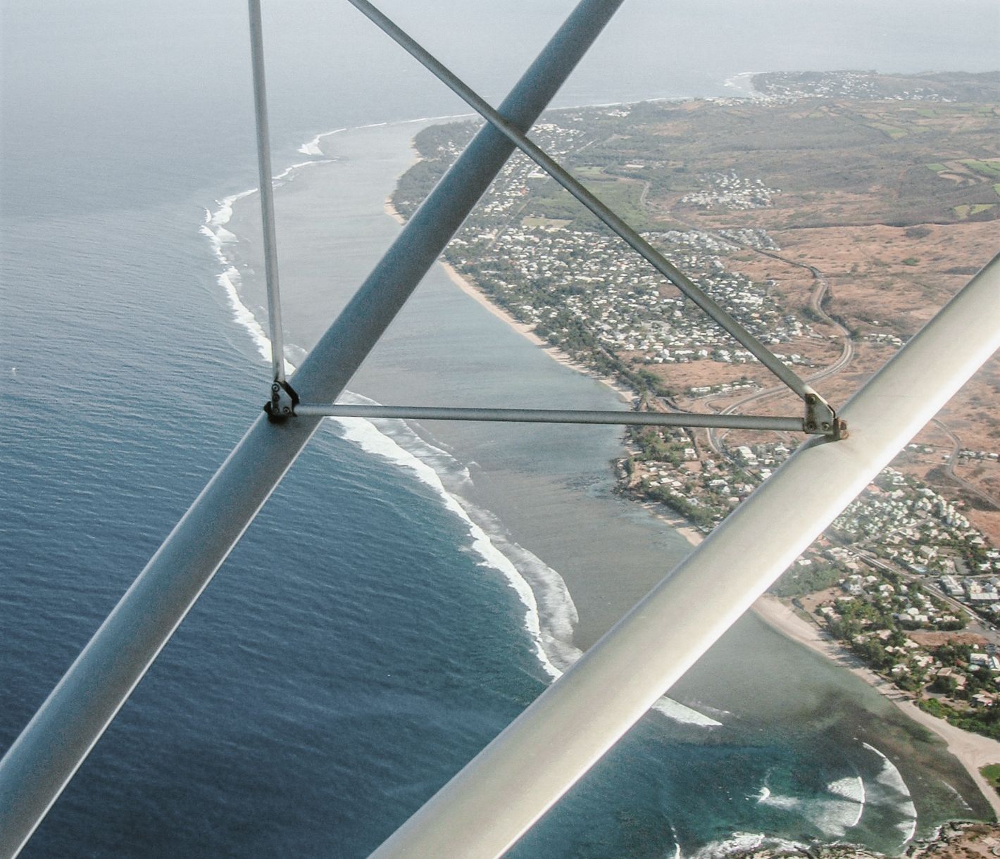 Blick auf die Lagune von L’Hermitage aus dem Ultraleichtflugzeug