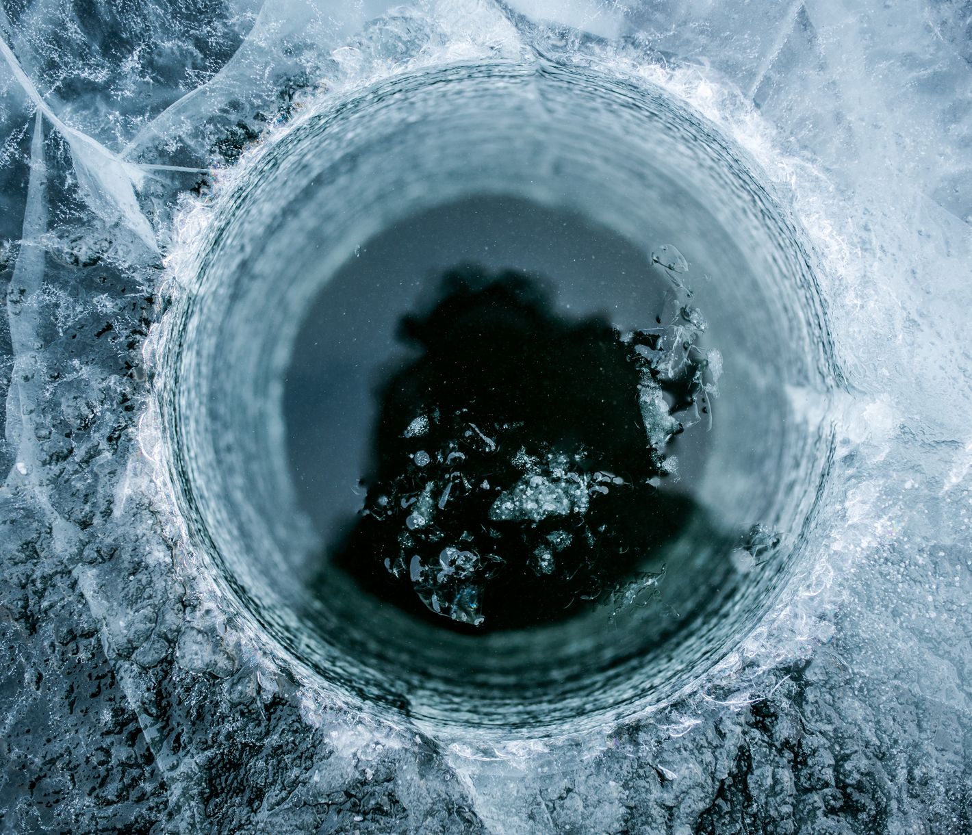 Petri Heil – Eisfischen auf einem der zahlreichen gefrorenen Seen