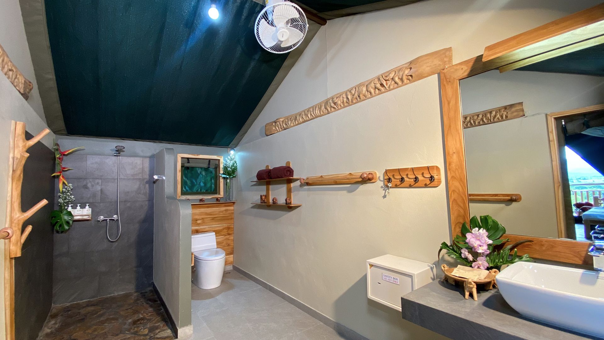 Dusche und Toilette sind im Zelt integriert.