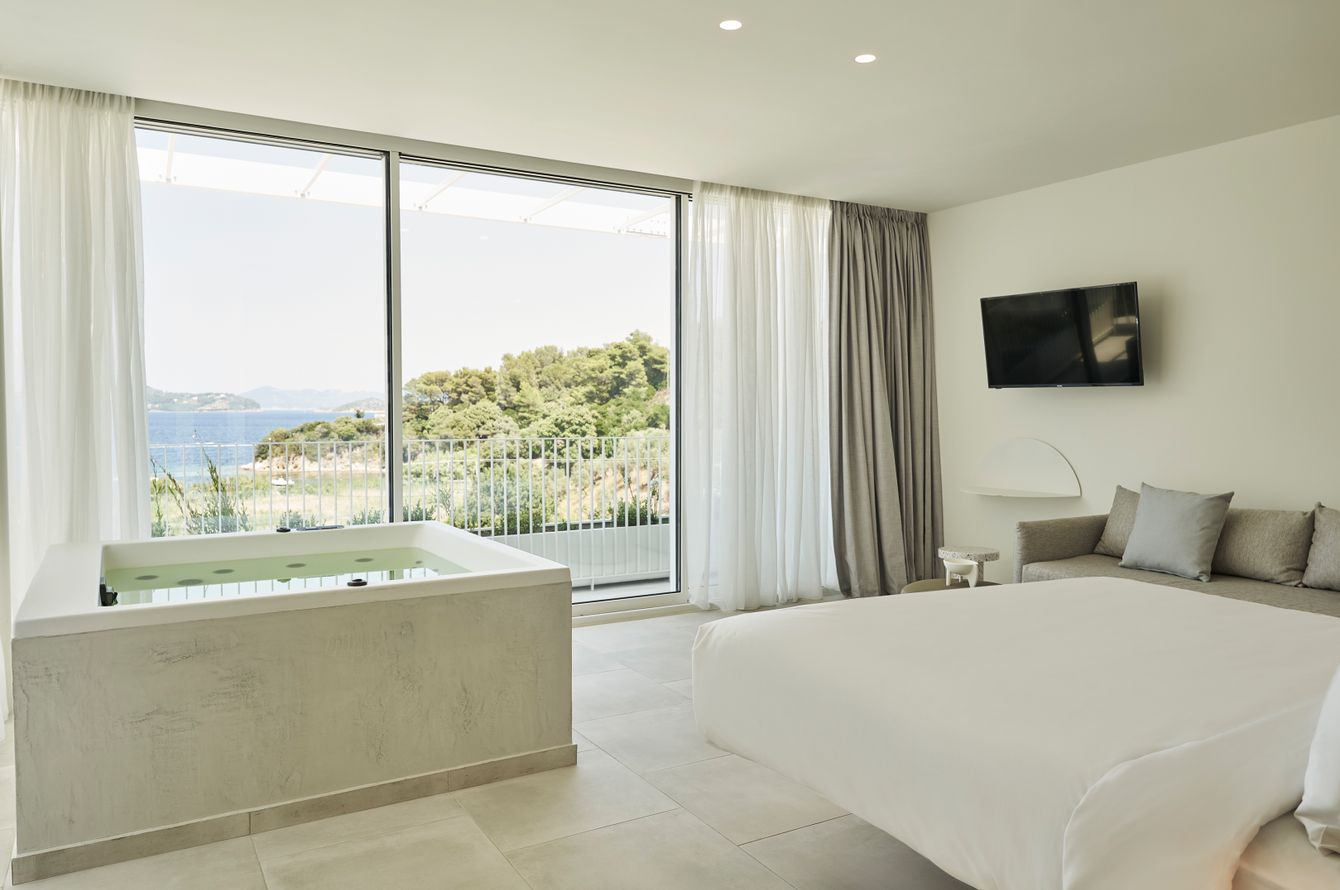 Suite sur le toit avec jacuzzi privée et vue mer