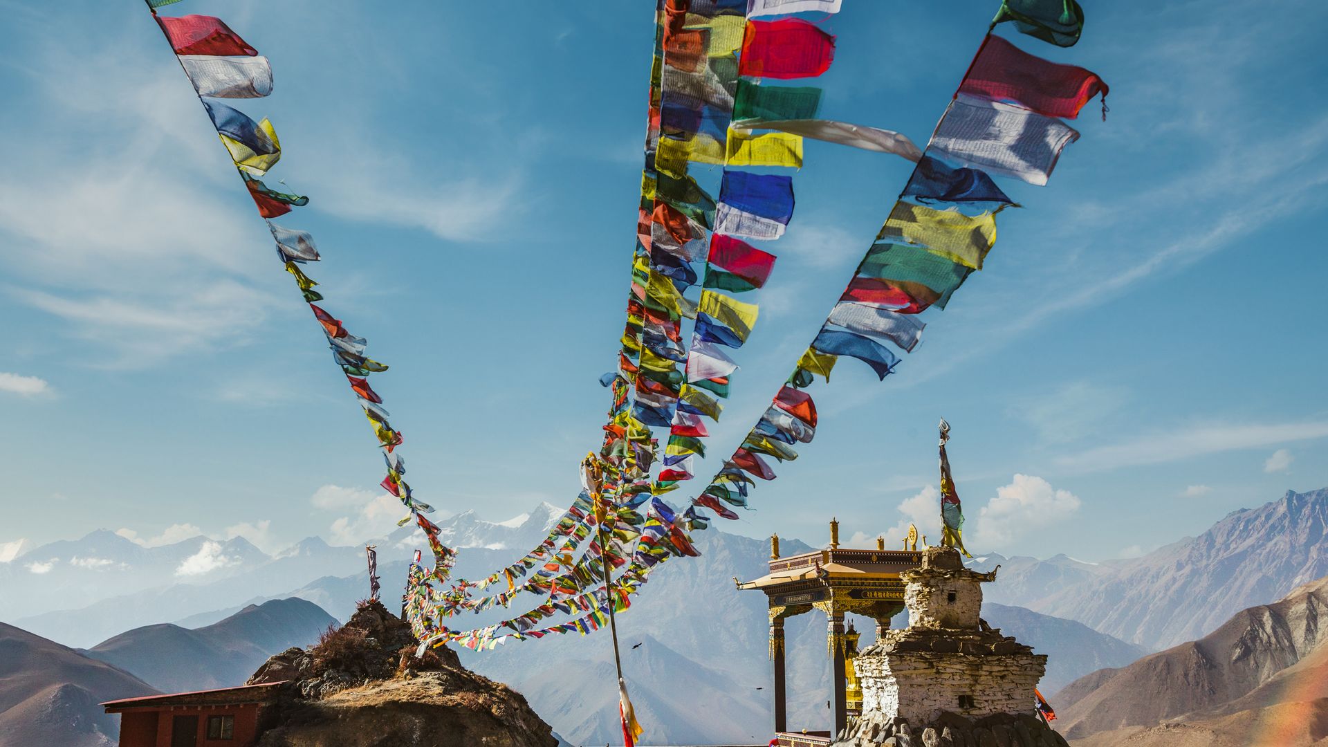 Gebetsfahnen wehen in der Annapurna-Region im Wind.