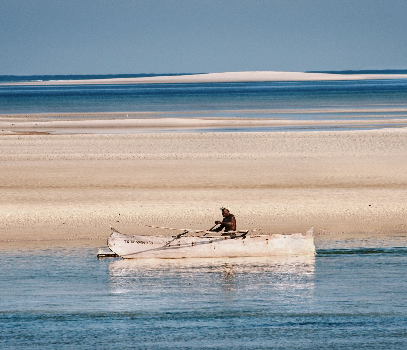 Traditionelle Dhow bei Belo sur Mer zwischen Sandbänken