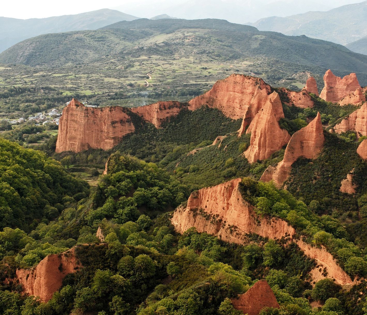 Panoramablick auf die Berge Las Medulas in der Nähe der Stadt Ponferrada