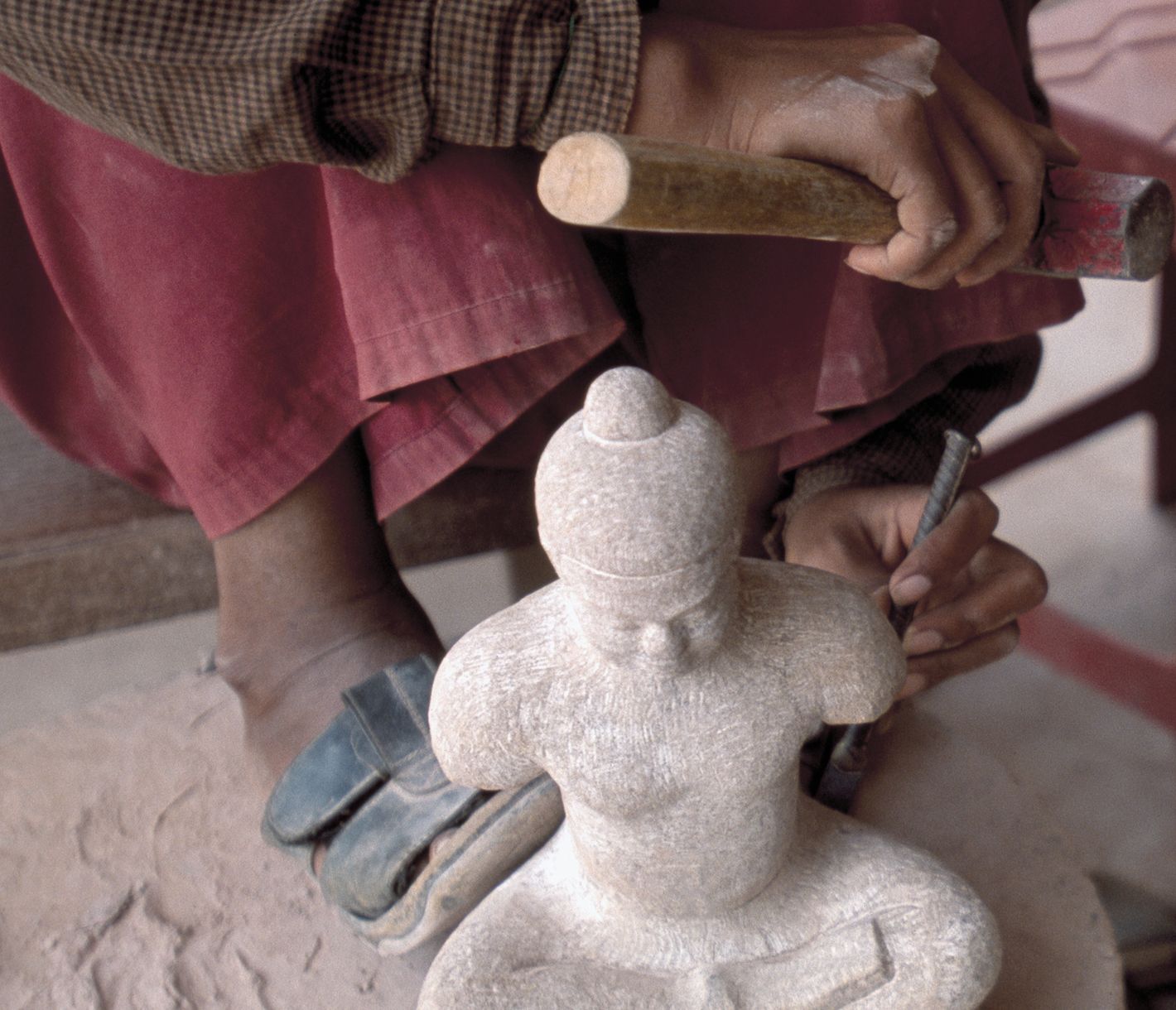 Les Chantiers Écoles lehrt verarmten jungen Kambodschanern traditionelles handwerkliches Arbeiten.