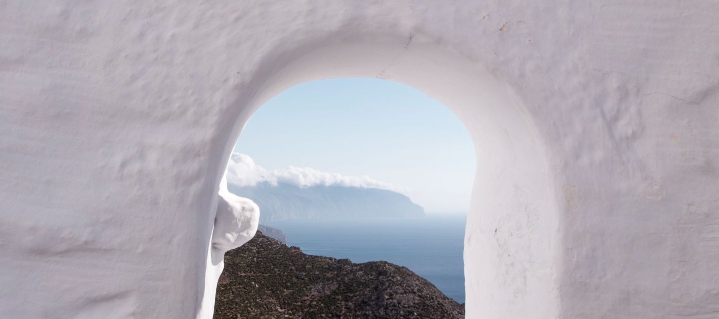 Vom bekannten Felsenkloster Panagia Hozoviotissa auf Amorgos bietet sich eine fantastische Aussicht.