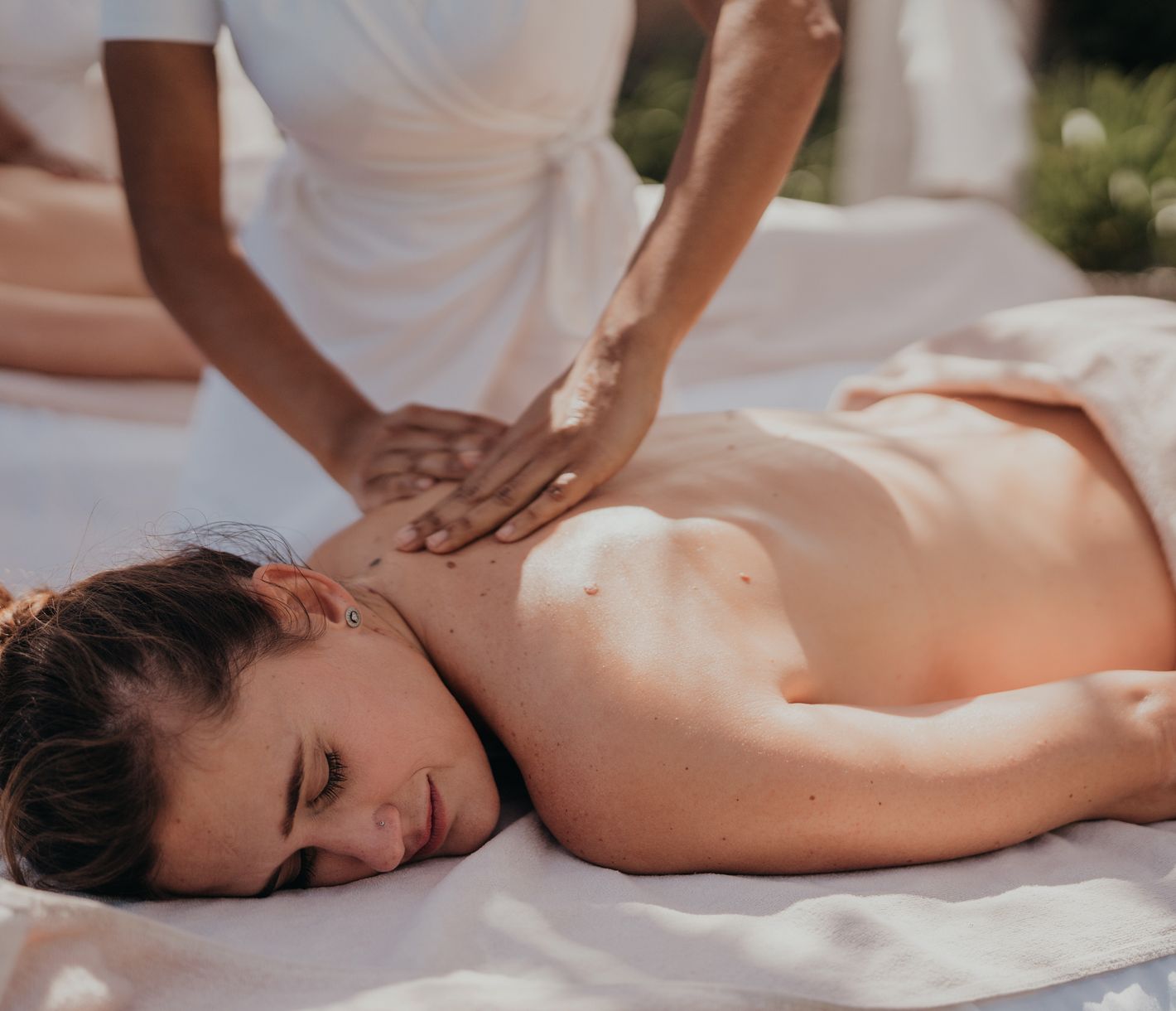 Massage im offenen Spa-Pavillion vom Trou aux Biches Beachcomber Golf Resort & Spa.