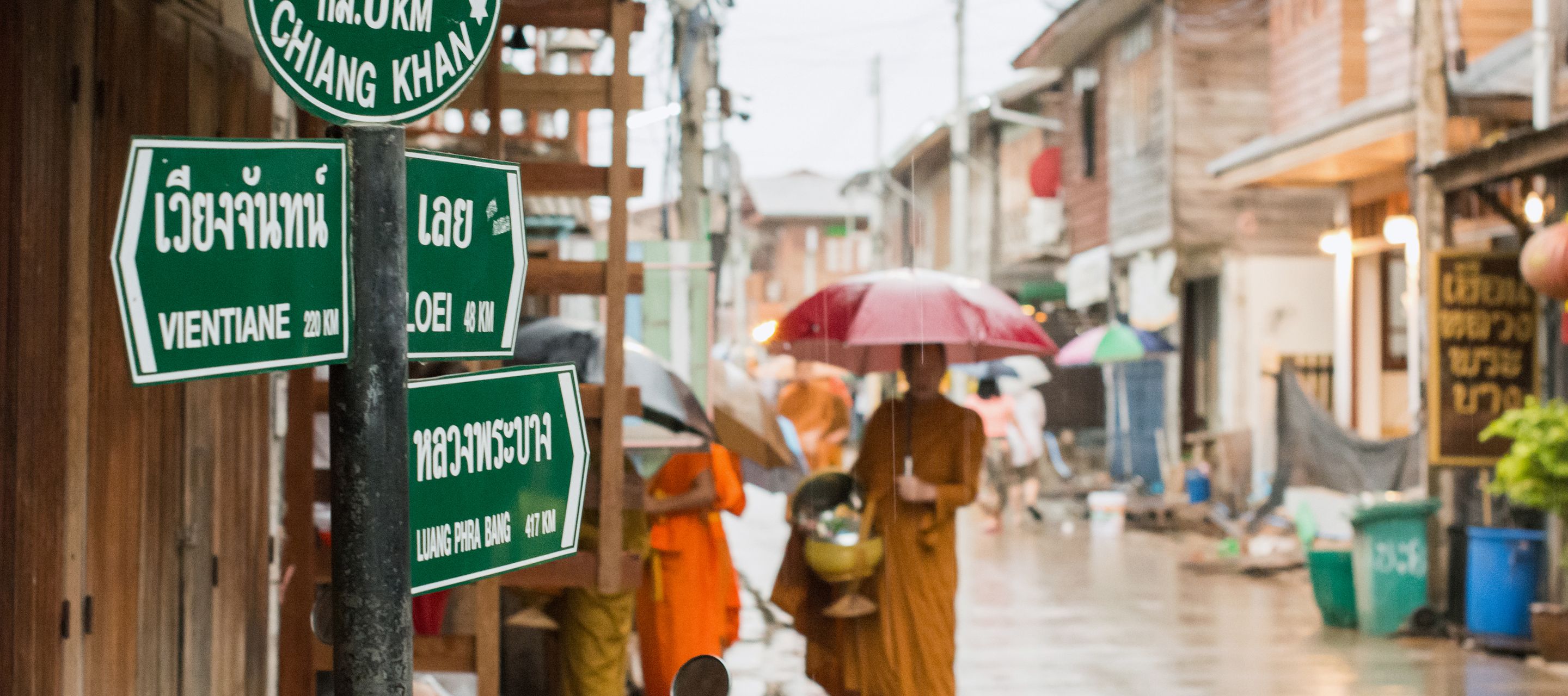 Essensabgabe an die Mönche und Novizen frühmorgens in Chiang Khan