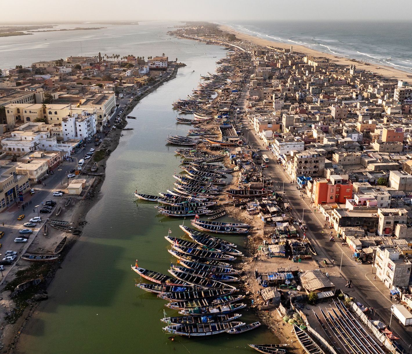 Blick auf die Insel und den Kanal der nördlichen Küstenstadt Saint Louise