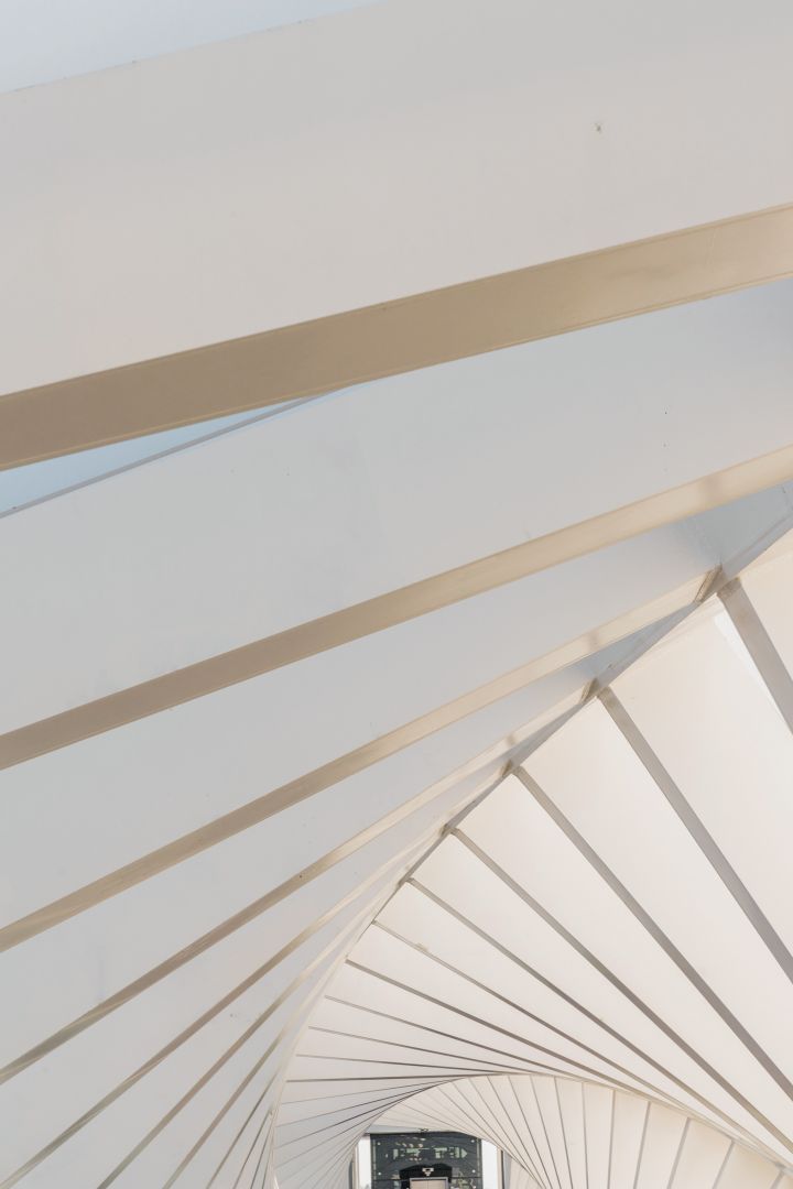 Die Twisted Bridge über dem Al-Jadaf-Kanal in Dubai