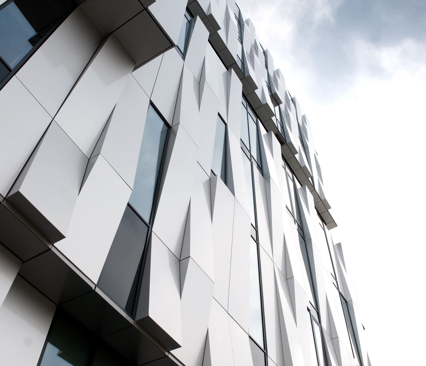 Magische Reflektionen und Spiegelungen in der Fassade des Konzerthauses