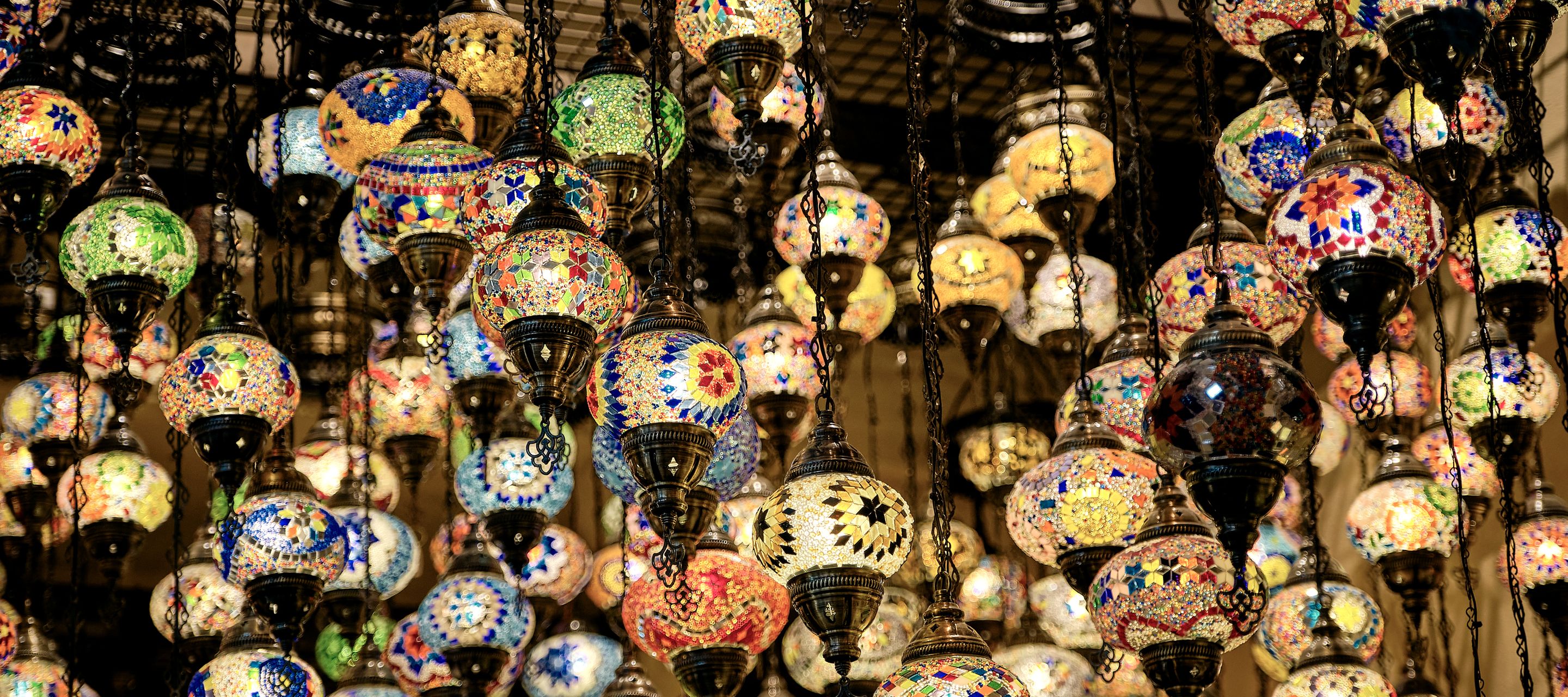 Tradition trifft Atmosphäre – Laternen im Souk von Dubai