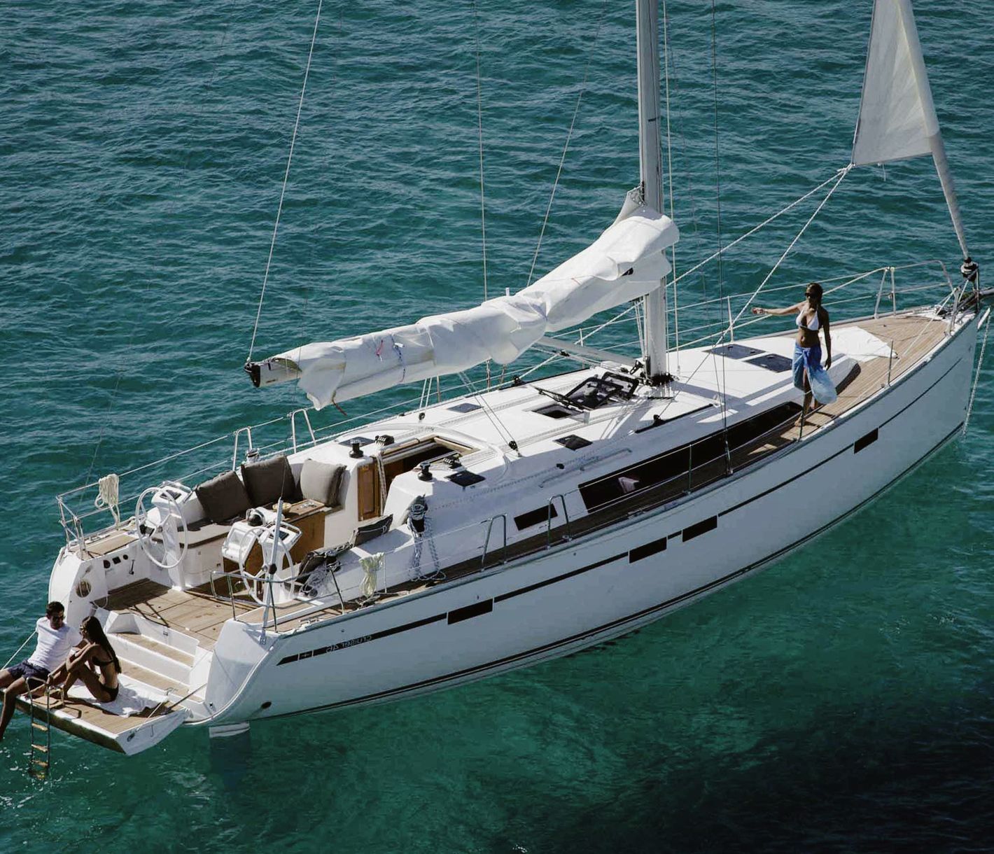 Entspanntes Segeln auf kristallklarem Wasser