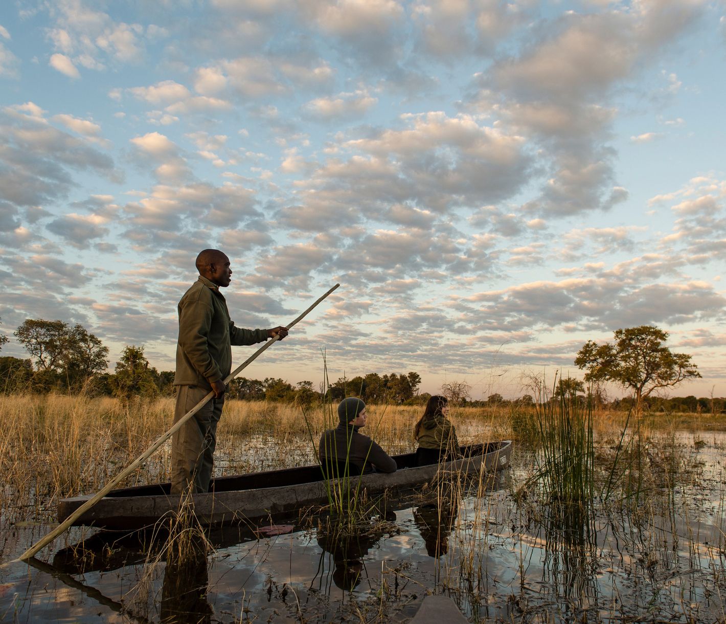 Bei einer Mokoro-Fahrt in der Dämmerung die kleinen Schätze des Okavango-Deltas entdecken