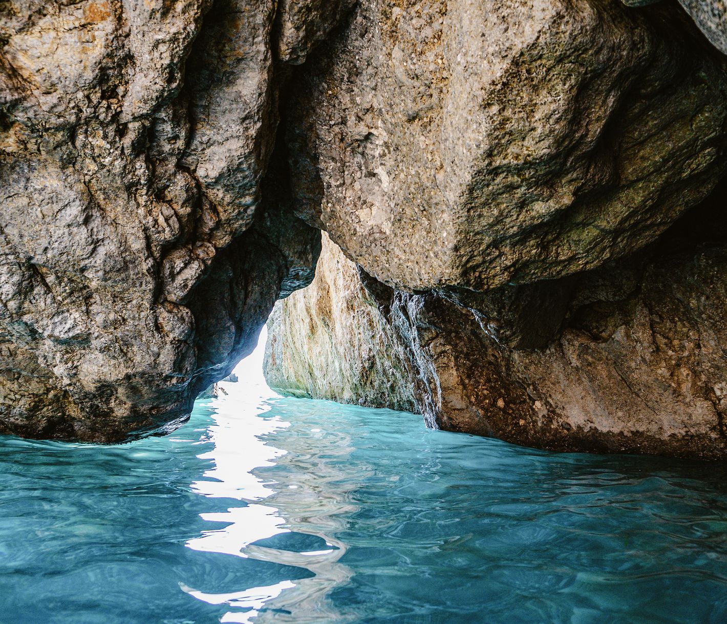 Foneas Beach – Faszinierende Felsformationen und türkisfarbenes Wasser in der Mani