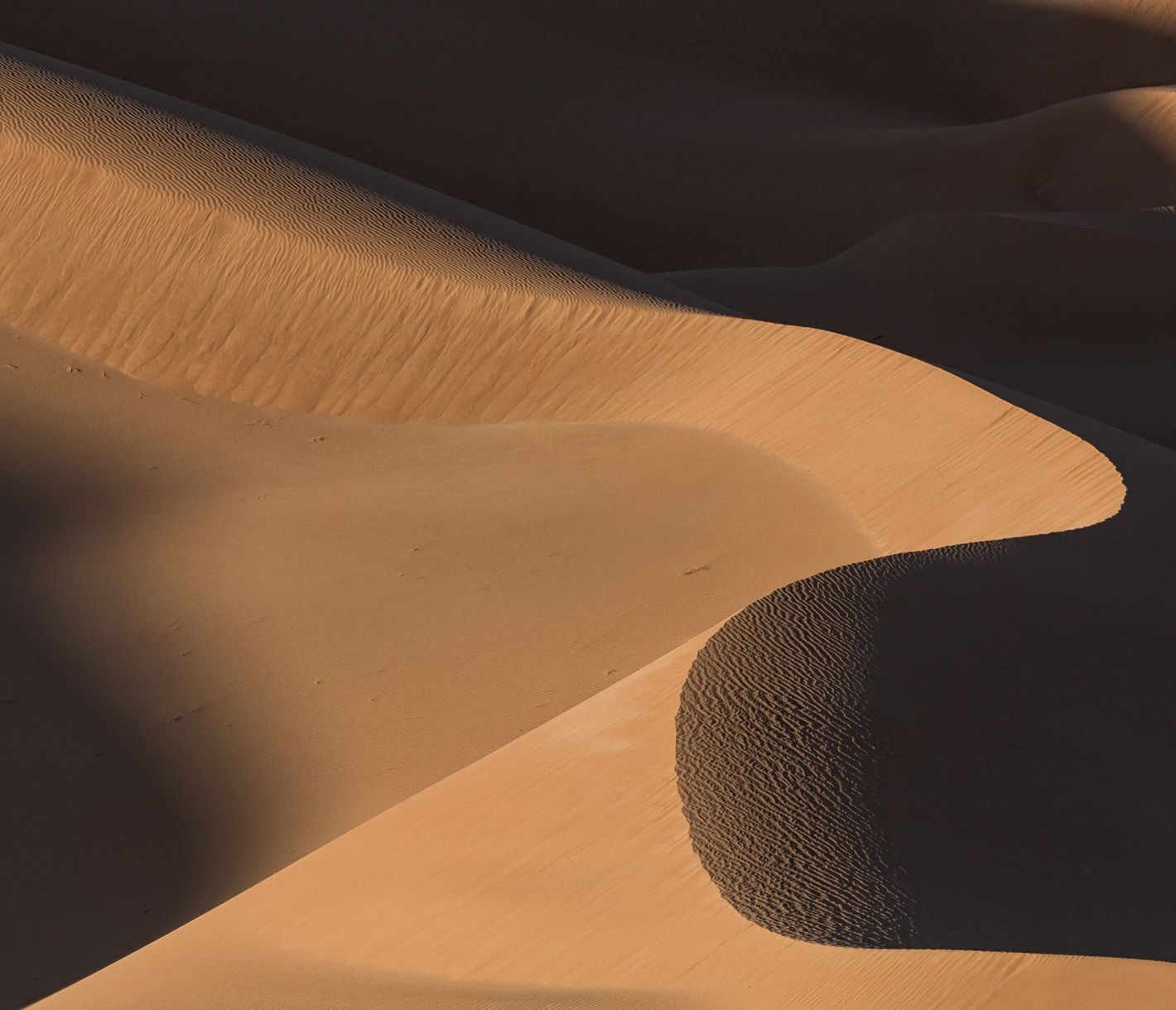 Tieforangene Sanddünen findet man auch im Inneren des Oman.