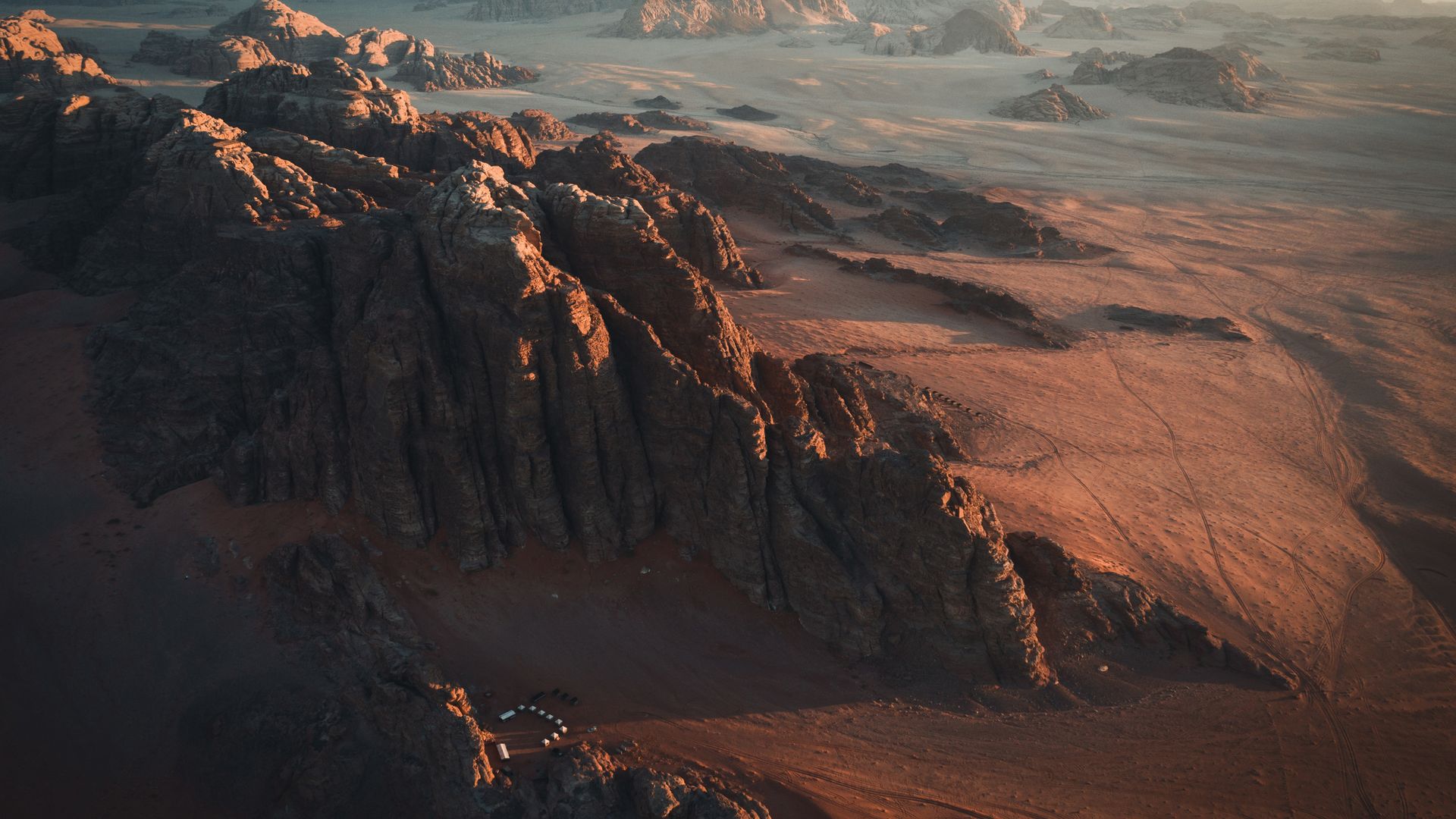 Au petit matin dans la lumière du lever du soleil, les roches de granit du Wadi Rum.