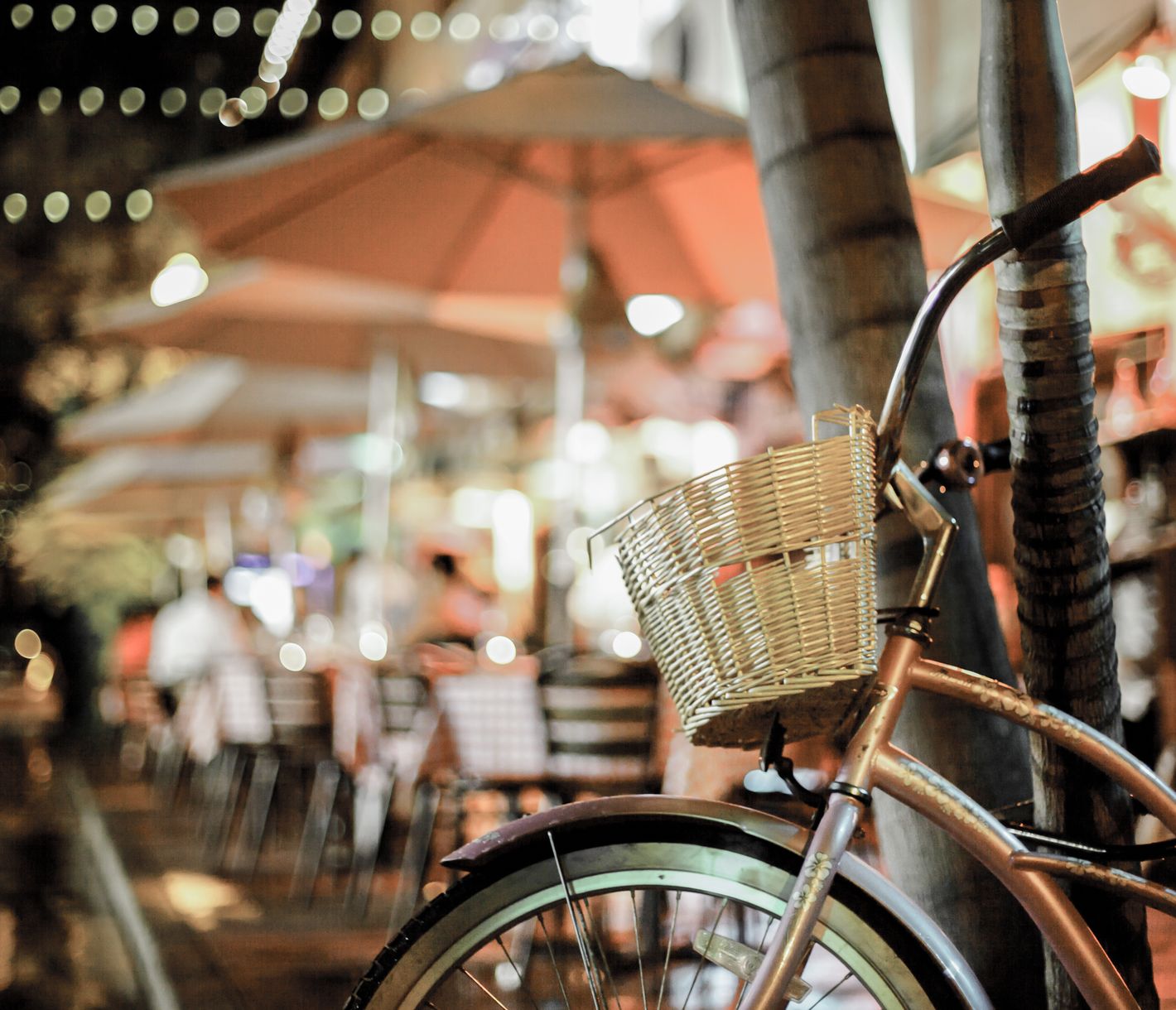 In einer Fussgängerzone mit blinkenden Lichterketten über dem Kopf versteckt sich der Española Way im Herzen von South Beach.