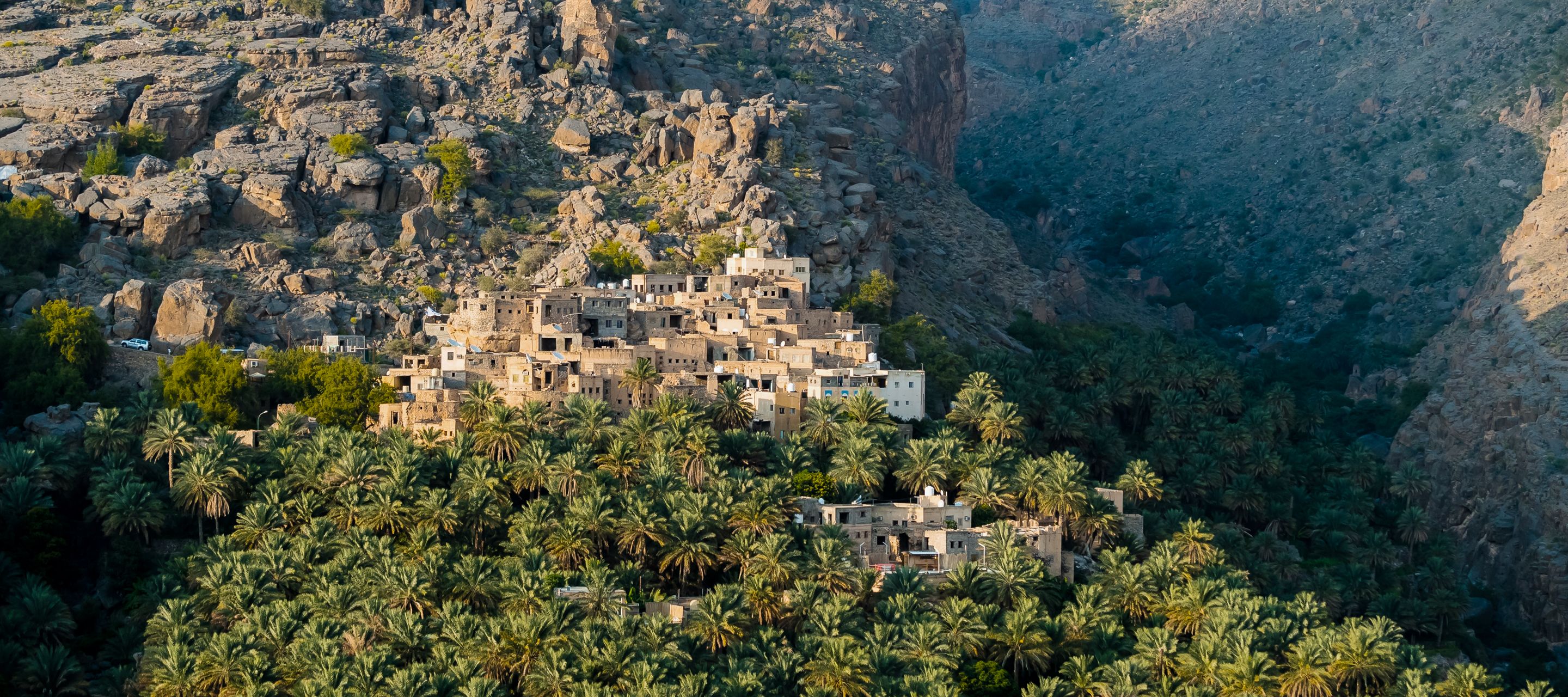 Bergdorf am Hang des Al-Hajar-Gebirges