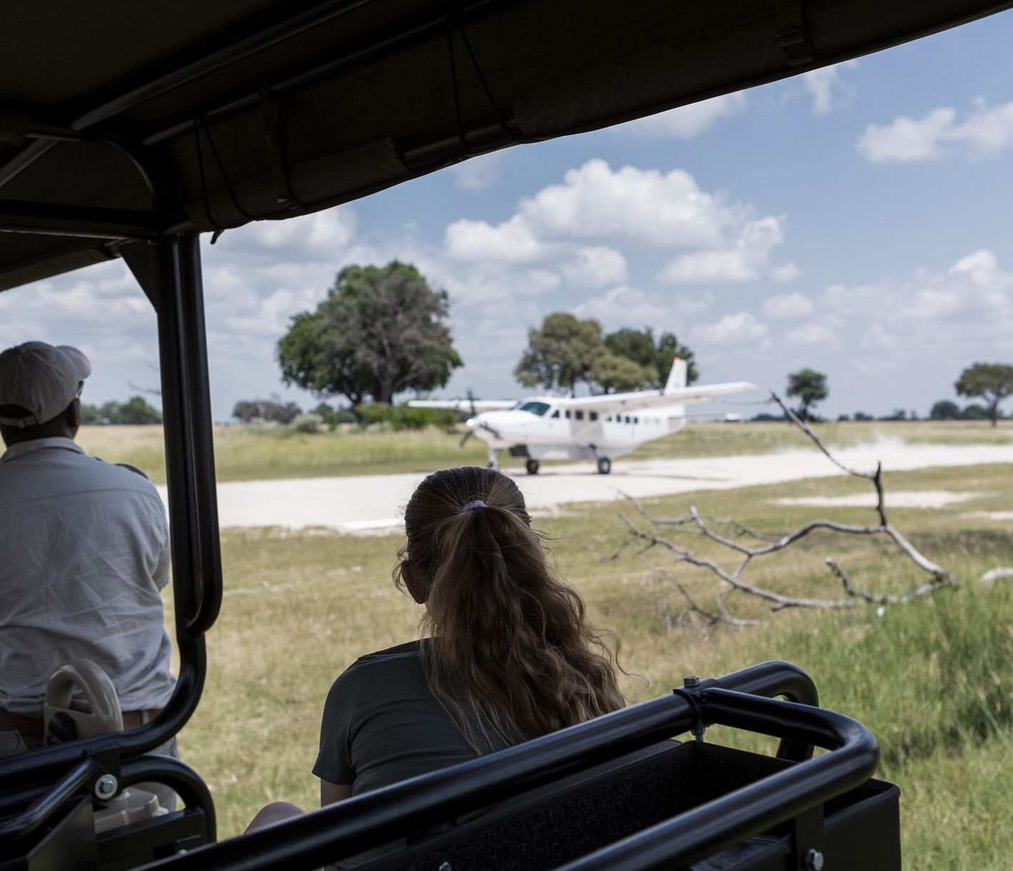 Landung eines Kleinflugzeuges auf der sandigen Landepiste im Busch