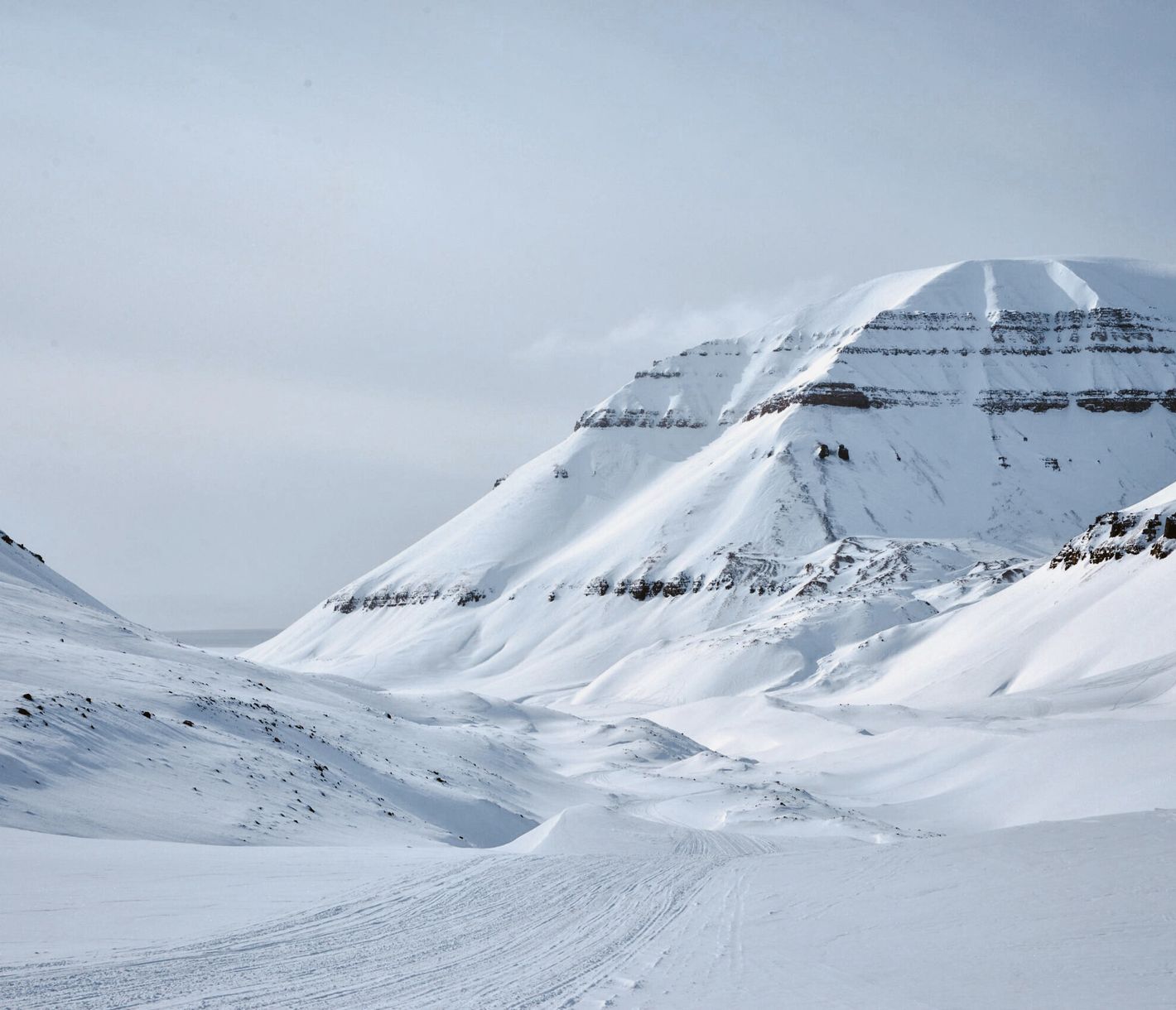 Steile Hänge und weite Hochebenen auf Spitzbergen