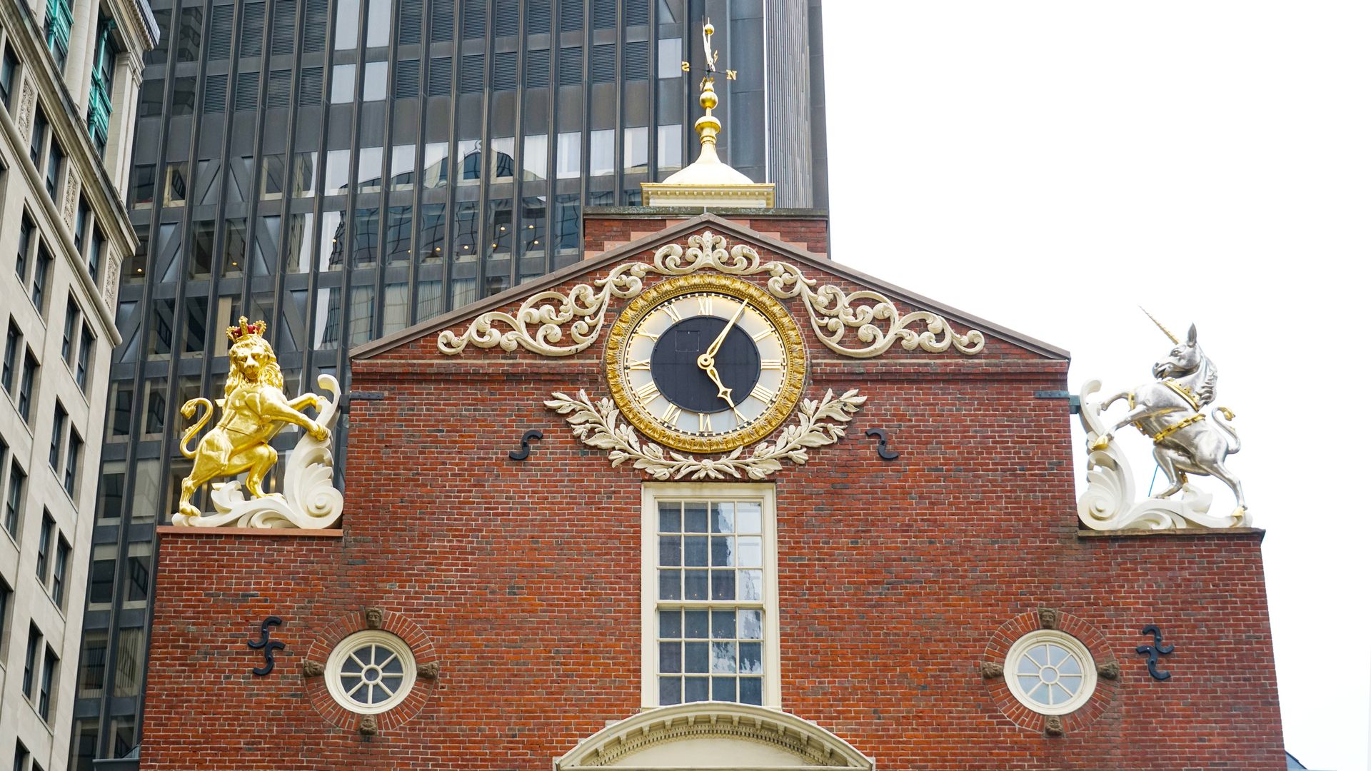 Das Massachusetts State House in Boston, 1798 von Charles Bulfinch entworfen, ist der Sitz der Staatsregierung und bekannt für seine goldene Kuppel.