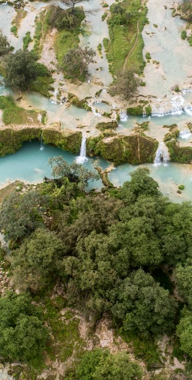 Entre juin et septembre, le wadi Darbat se transforme et offre de profondes chutes d'eau.