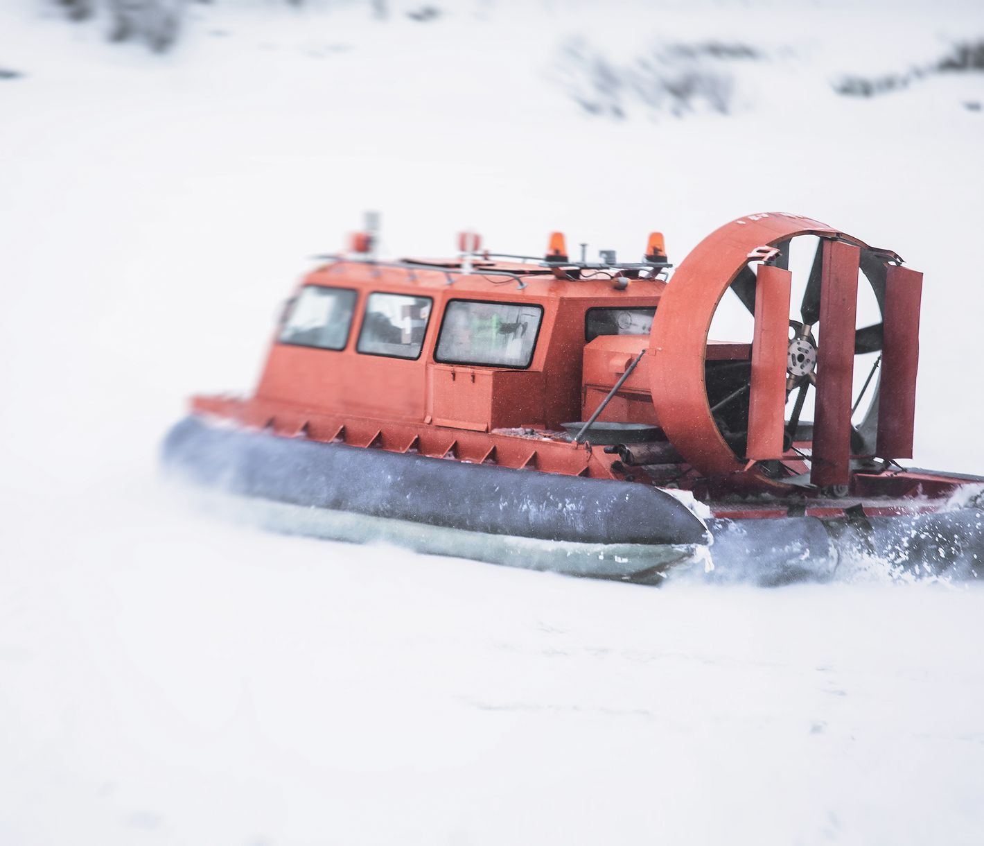 Rasant mit einem Hovercraft-Fahrzeug über den gefrorenen Bottnischen Meerbusen