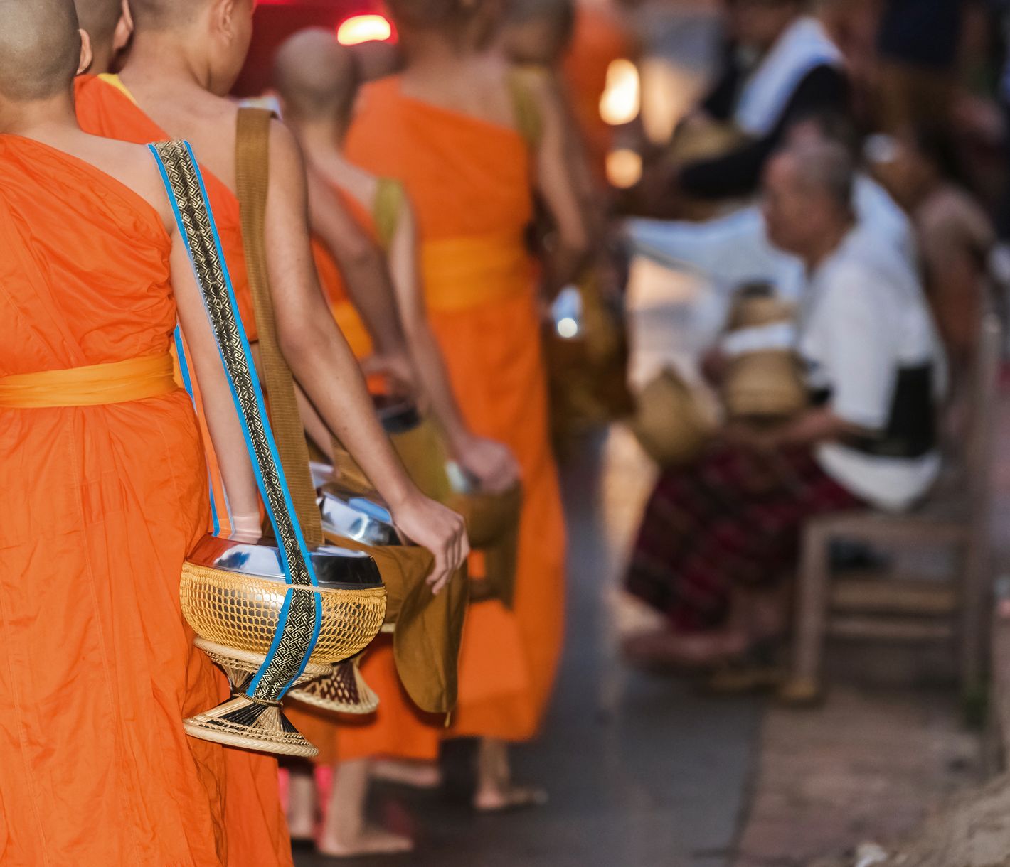 Novizen auf ihrem frühmorgendlichen Almosengang – Tak Bat genannt – durch Luang Prabangs Strassen